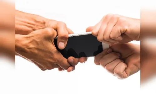 Mulher registra ocorrência de furto de celular contra ex-companheiro