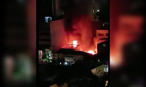 Incêndio de grandes proporções destrói edificação em Maringá