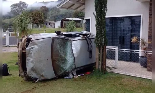 Morador de Jardim Alegre capota veículo na PR-487