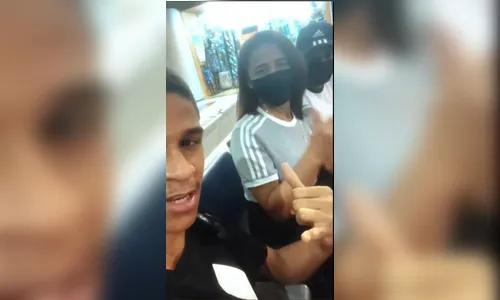 Luva de Pedreiro comemora 1ª viagem internacional com os pais; vídeo