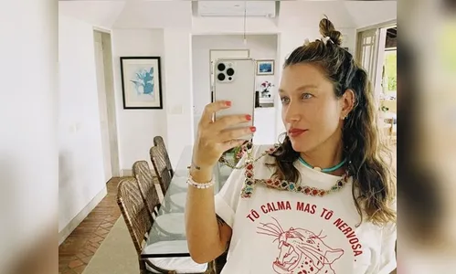 Grávida, Gabriela Pugliesi renova o bronze de topless; veja