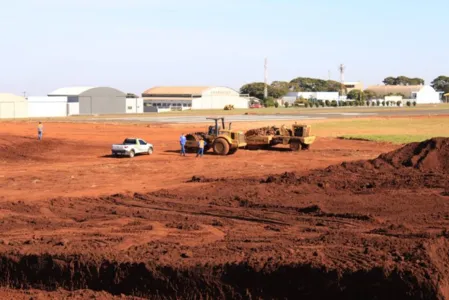 Maquinários realizam o trabalho de terraplanagem no Aeroporto Municipal de Arapongas