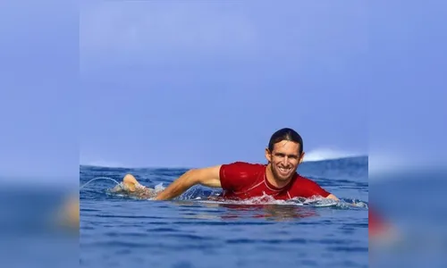 Surfista grava momento em que é rodeado por tubarões; assista