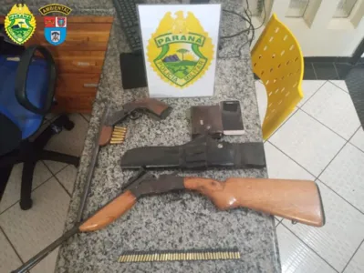 Na casa os policiais encontraram uma carabina calibre 22, com 45 munições intactas, além de uma garrucha calibre 38 com cinco munições