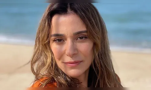 Mônica Martelli rouba a cena ao surgir de biquíni sem alça na Grécia