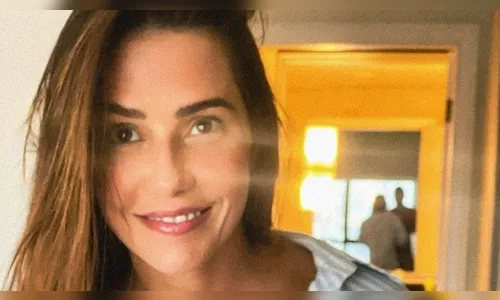 Deborah Secco curte banho de piscina usando biquíni branco; veja