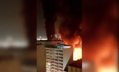 Incêndio atinge prédio comercial na 25 de Março, no centro de SP; veja