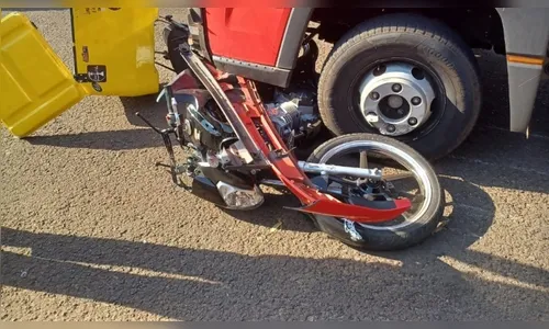 Motociclista morre após se envolver em acidente com caminhão