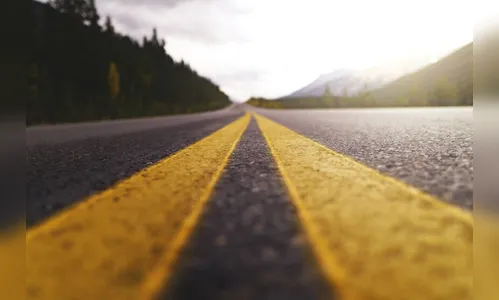 Motorista morre ao ser ejetado de carro durante capotamento