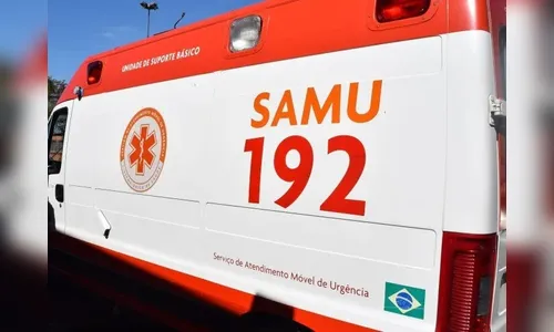 Carro bate em árvore após motorista passar mal em bairro de Apucarana