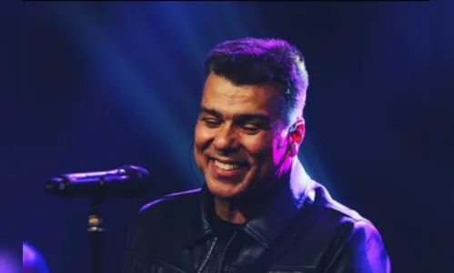 O ator contou em uma entrevista que isso ocorreu durante os bastidores de uma peça musical