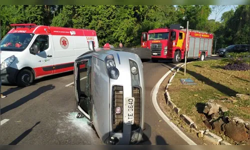 Idoso de 87 anos passa mal ao volante e capota carro, em Maringá