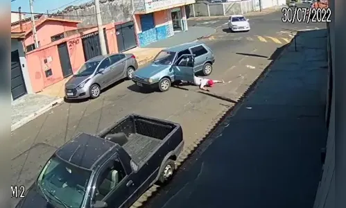 Vídeo: motorista cai do próprio veículo enquanto dirigia