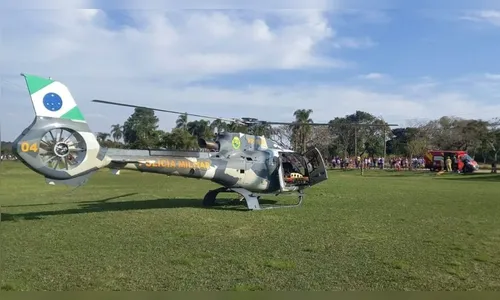 Homem atingido por trem é socorrido pelo helicóptero da PM em Curitiba