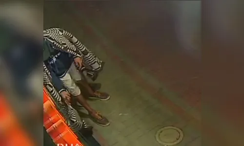 VÍDEO: câmera flagra homem furtando blusinhas de loja em Apucarana