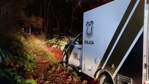 O local, de acordo com os peritos, é desabitado e o corpo está enterrado em uma cova profunda