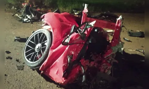 Porsche fica destruído ao colidir contra árvore e capotar, no PR