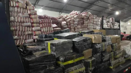 O motorista, veículo e drogas apreendidas, foram todos encaminhados para a delegacia