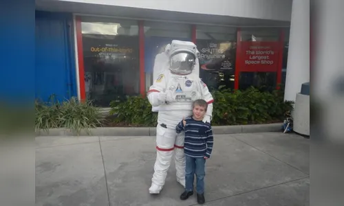 Família faz vaquinha para levar à lua cinzas do filho falecido