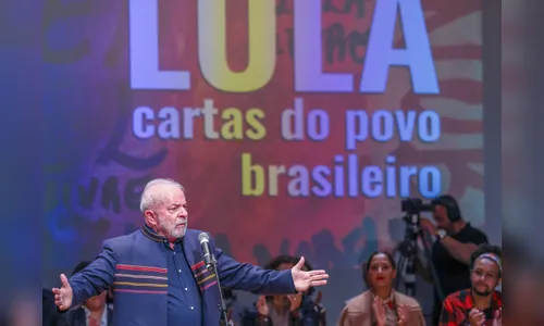 Lula promete mudar política de preços da Petrobras e critica Bolsonaro