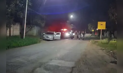 Suspeito de negociar carros roubados morre em confronto com a polícia