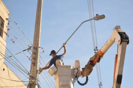 O trabalho de modernização da iluminação pública da cidade de Faxinal consiste na substituição das lâmpadas existentes pelas de LED