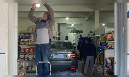 Idoso perde controle de carro e invade loja de cereais no Paraná