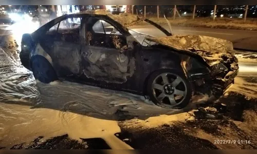 Motociclista morre e carro pega fogo em acidente no Paraná