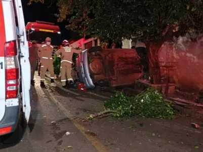 O veiculo que era dirigido pela vítima capotou após colidir no muro de uma casa e na árvore