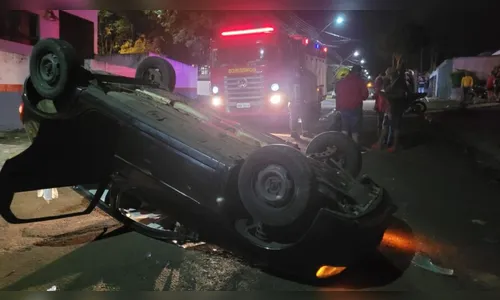 Após colisão com moto, carro capota em bairro de Apucarana; saiba mais