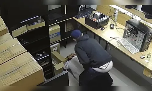 Câmera flagra ação de ladrões em loja de celulares em Arapongas; veja