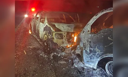 Veículos colidem frontalmente e pegam fogo na PR-471, no PR