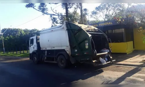 Cidade do PR fica sem coleta de lixo após PRF apreender caminhões