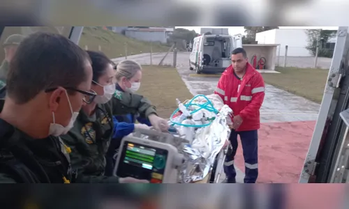 Portão cai sobre menina de 5 anos e resgate aéreo é acionado no Paraná