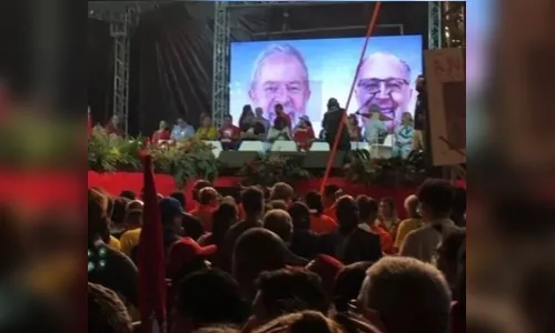 Bomba com fezes é lançada em evento com Lula no Rio