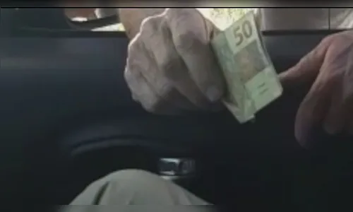 Vídeo flagra motorista bêbado tentando subornar policiais; assista