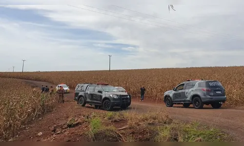 Homens assaltam agência bancária e fogem levando reféns, no Paraná