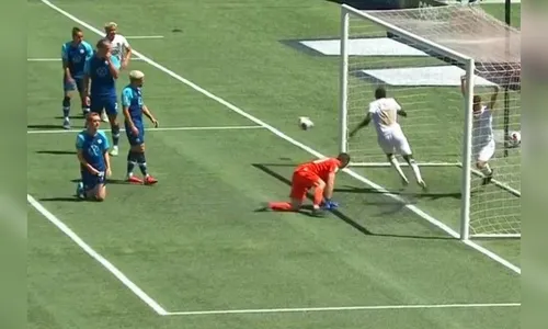 Atacante tira “gol feito” do próprio time no Canadá; veja