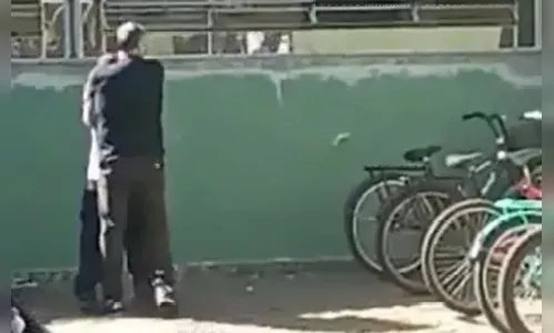 Monitor que imobilizou aluno pelo pescoço no PR é afastado