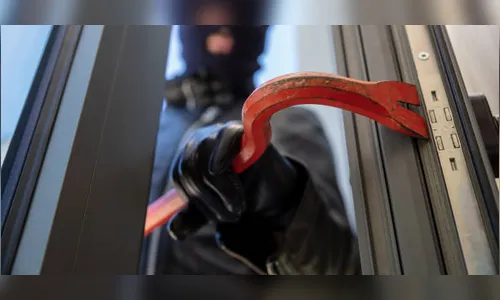 Dupla armada invade residência no Belvedere, em Apucarana