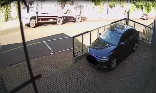 VÍDEO: empilhadeira cai de guincho e atinge carros em Apucarana