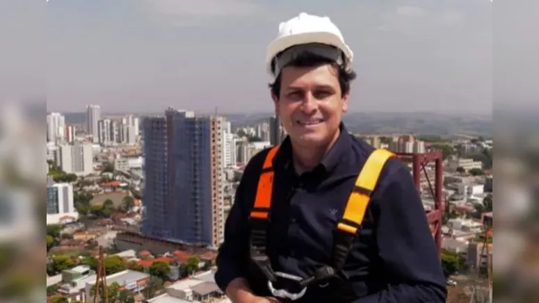 Junior da Femac começou sua campanha para prefeito subindo em um prédio em obras