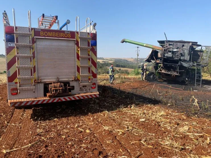 A equipe do Corpo de Bombeiros foi chamada por volta das 14 horas e se deslocou até o local