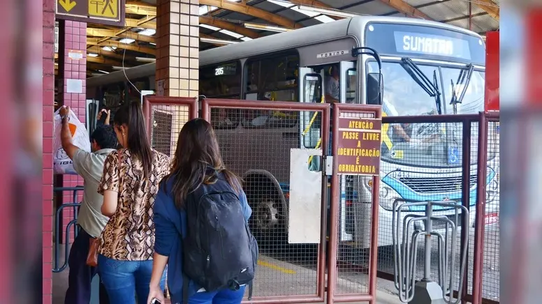 A vendedora viu que a mulher saiu em direção ao terminal urbano para pegar um ônibus