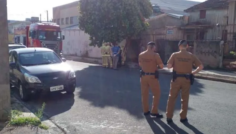 A vítima sofreu três perfurações na região da barriga