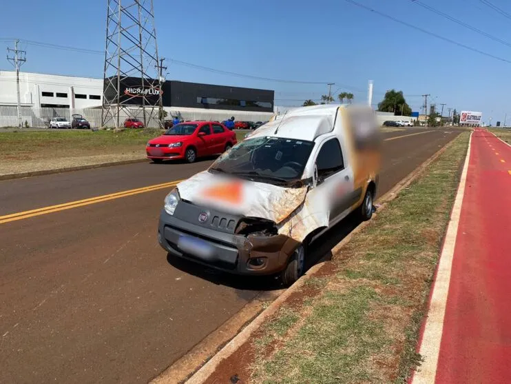 Capotamento foi registrado na manhã desta quarta-feira, na Avenida Zilda Seixas do Amaral