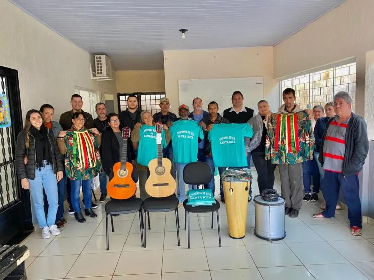 Companhia de Reis de Lunardelli recebe instrumentos musicais novos