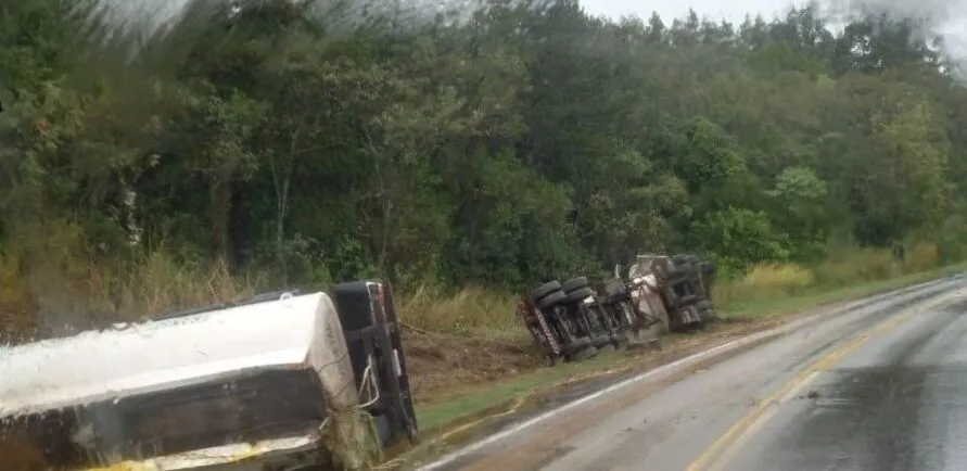 Motorista de carreta morre após acidente entre Mauá e Ortigueira