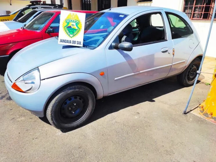 O Ford Ka foi apreendido pela Polícia Militar (PM), de Jandaia do Sul