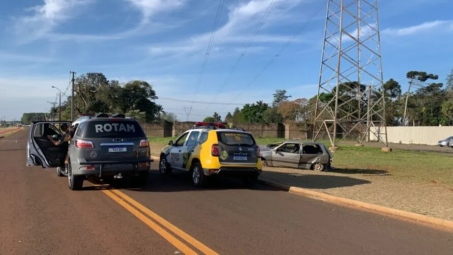 O acidente ocorreu no gramado em frente a uma metalúrgica localizada na margina da Avenida Zilda Seixas do Amaral, em Apucarana